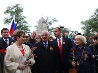 Посрещнаха Митрофанова на Альоша в Пловдив с плакати на Путин и Сталин (Снимки)