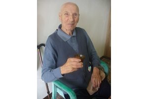 На 22 юли м.г. Илия Карагонов навърши 96 години и вдигна наздравица с домашна ракия.