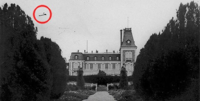 Читател изпрати снимки от 1903 година от двореца в Евксиноград и строителството на пристанището, на които според него ясно се вижда НЛО (оградени в кръг).