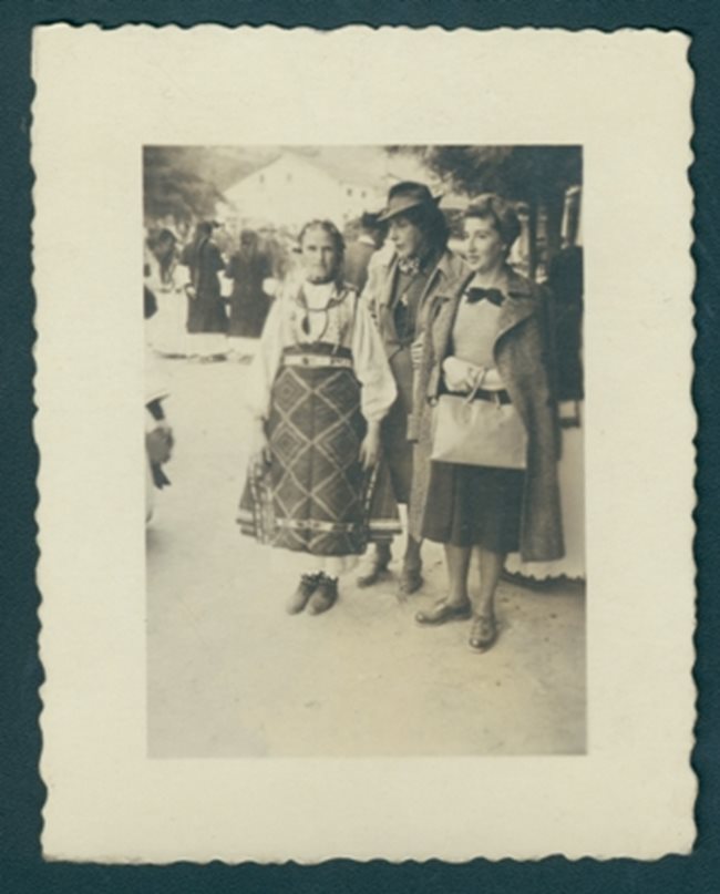 Анна Сърчаджиева  през 1943 г. (с шапката).