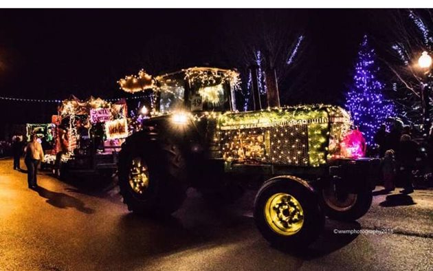 Парадът на осветените трактори в Гранвил, САЩ беше страхотна атракция и тази година
