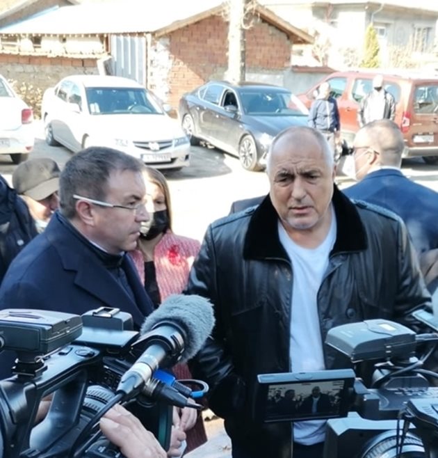 Премиерът Бойко Борисов и здравният министър проф. Костадин Ангелов провериха как работи мобилният екип в хасковското село Малево.