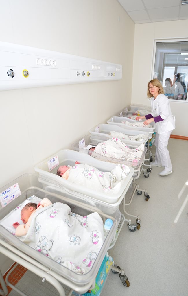 В обновената послеродова клиника майките могат да избират дали бебетата да бъдат постоянно при тях, или да ги оставят на грижите на акушерките.