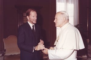 Симеон II и папа Йоан Павел II през 1982 г. в Лисабон. Година по-късно царят предава Торинската плащаница на Ватикана.  СНИМКИ: КАНЦЕЛАРИЯ НА ЦАР СИМЕОН