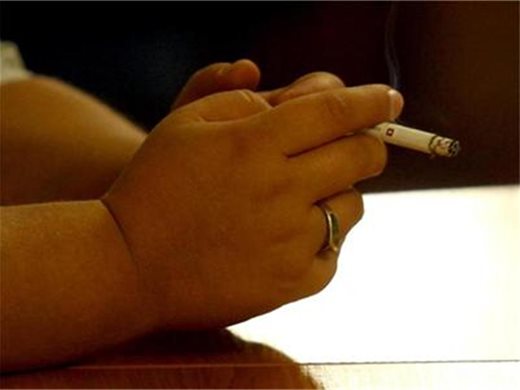 Русенец надхитри забраната за пушене, дори покани инспектори на по цигара