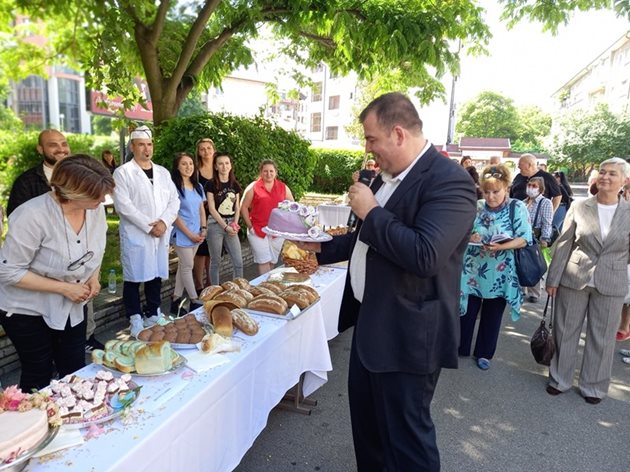 Зам. аграрният министър Явор Гечев опита торта, произведена от студентите. 