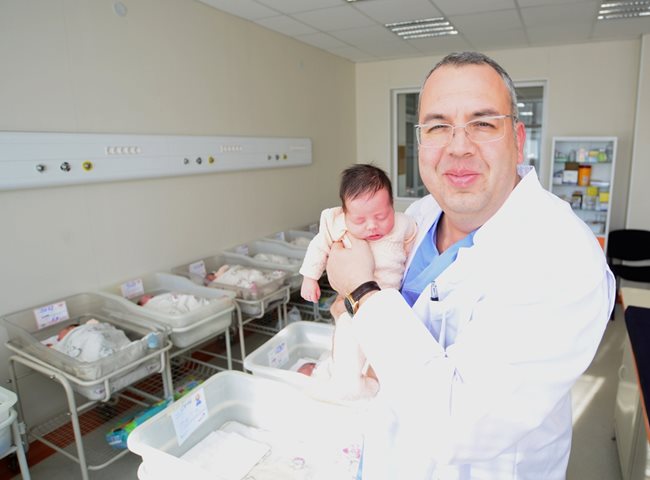 Преди 13 дни директорът на болницата доц. Иван Костов откри обновени послеродова клиника и отделение за новородените.