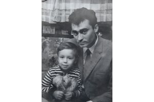 Малкият Андрей с баща си Владимир