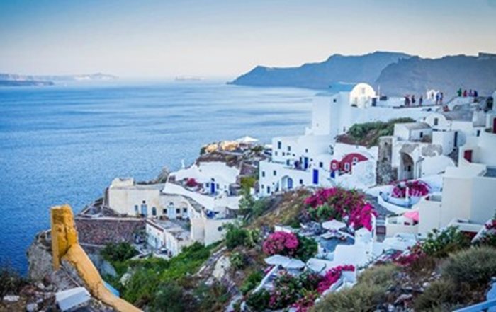 Гърция ще е първата страна, която ще обложи с данък доходите на собствениците на имоти от краткосрочно отдаване под наем. Снимка Архив