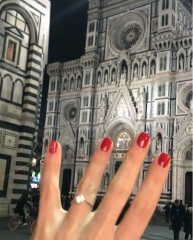 Годежният пръстен на ръката на Бориса на фона на катедралата във Флоренция
