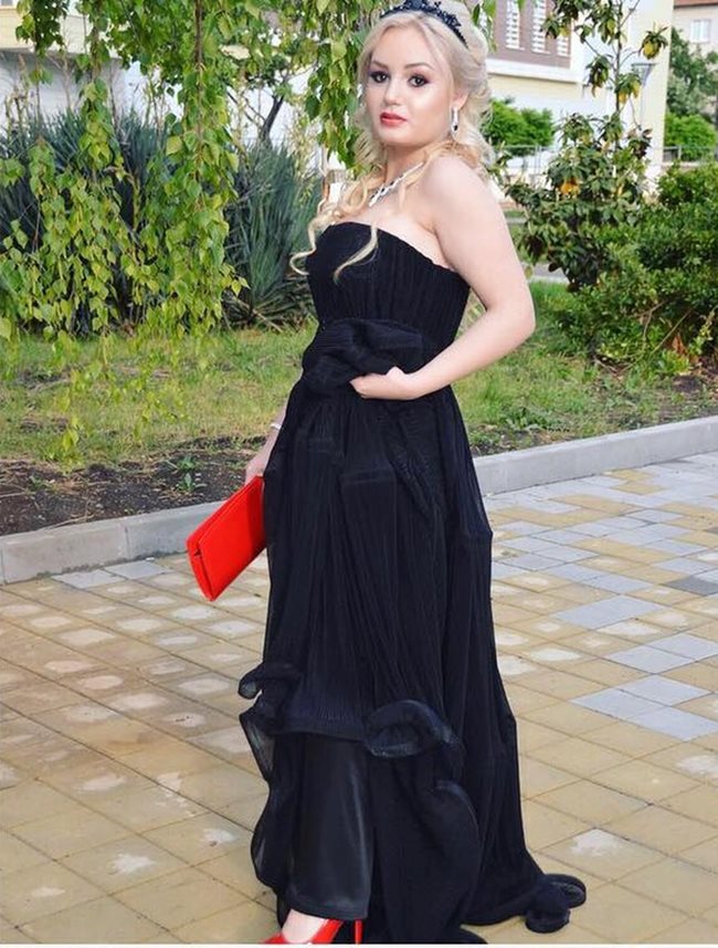 Стиляна Щилянова е със стилна черна рокла на бала си.