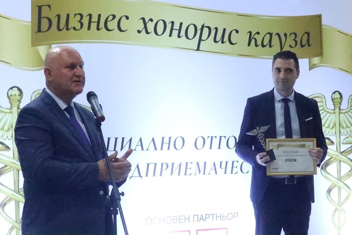 Министърът на образованието Галин Цоков връчи наградата на Любомир Малоселски, директор Продукти и услуги във Vivacom