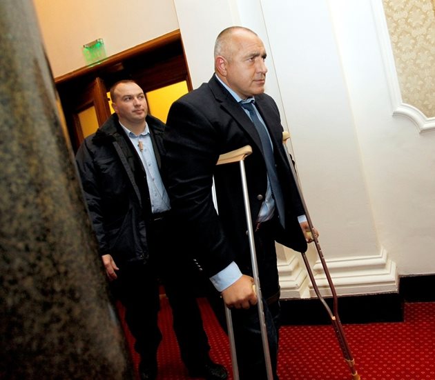 През 2013 г. Бойко Борисов претърпя операция на лявото си коляно и ходеше в Народното събрание с патерици.