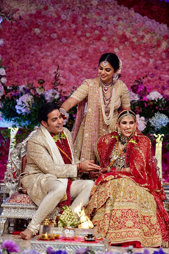 Акаш Амбани се ожени в Мумбай за приятелката си от детството Шлока Мехта СНИМКИ: Ройтерс