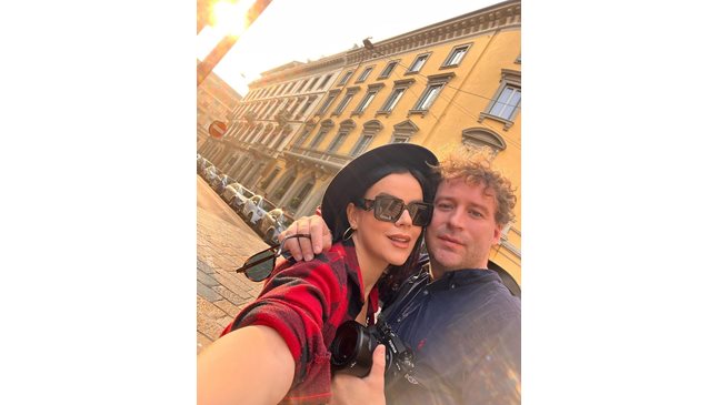 Бременната Мона Гочев и мъжът й на разходка в Милано