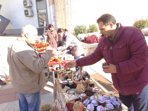Билки в саксии и шипков мармалад на фермерски пазар в Благоевград