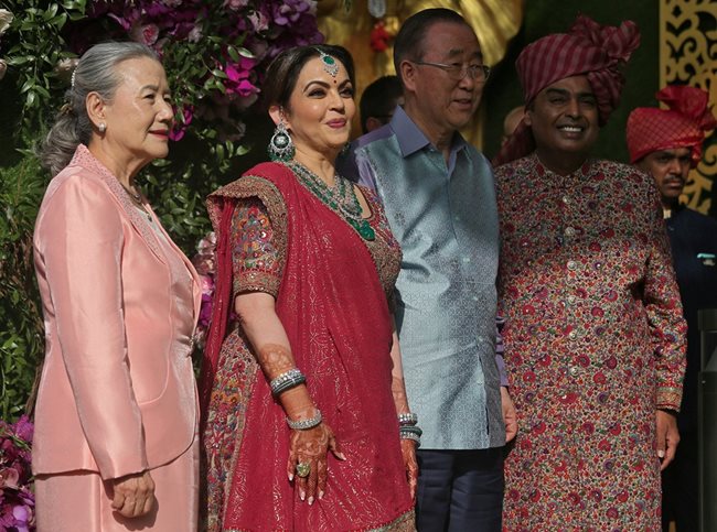 Бившият генерален секретар на ООН Бан Ки Мун със съпругата му позираха с родителите на младоженеца