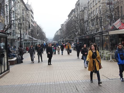 Заетостта не жените в страната е висока, но все още получават по-ниски заплати