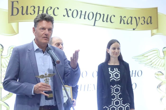 Тим Курт, главен изпълнителен директор на Аурубис получи статуетката от министъра на зам.-министърката на икономиката Ирина Щонова.