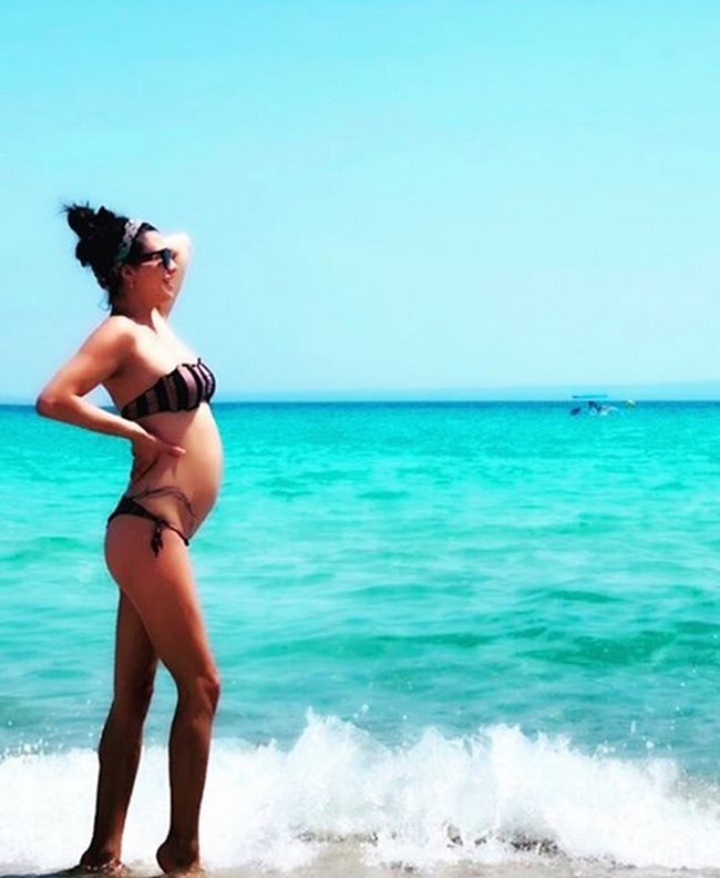 Бременната Деси на почивка в Гърция преди дни