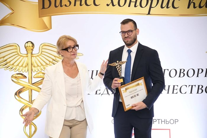 Издателят на в. "24 часа" Венелина Гочева награди Димитър Панайотов, член на управителния съвет на INSA OIL
