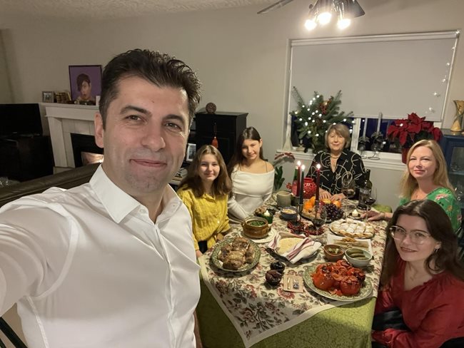 Кирил Петков със семейството си на Коледа в Канада