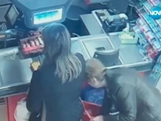 Жена потърси голямата сума пари, намерени в хранителен магазин в София (видео)