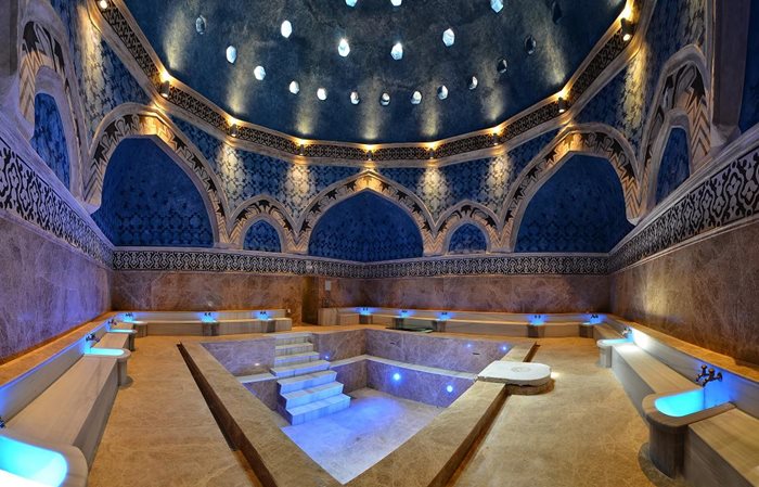 При реставрацията на банята на Сюлейман Великолепни е спазена оригиналната визия, облицована е с мрамор и характерната за Ориента керамика. 