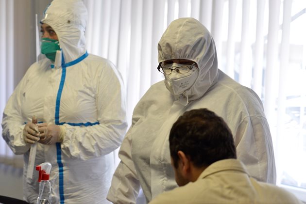 Лабораториите  правят тестове за коронавирус. СНИМКА: ЙОРДАН СИМЕОНОВ