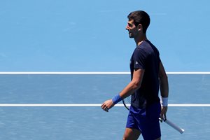 Световният №1 в тениса Новак Джокович тренира на корта в Мелбърн преди откритото първенство на Австралия, макар да не е ясно дали ще го пуснат да участва.



СНИМКА: РОЙТЕРС