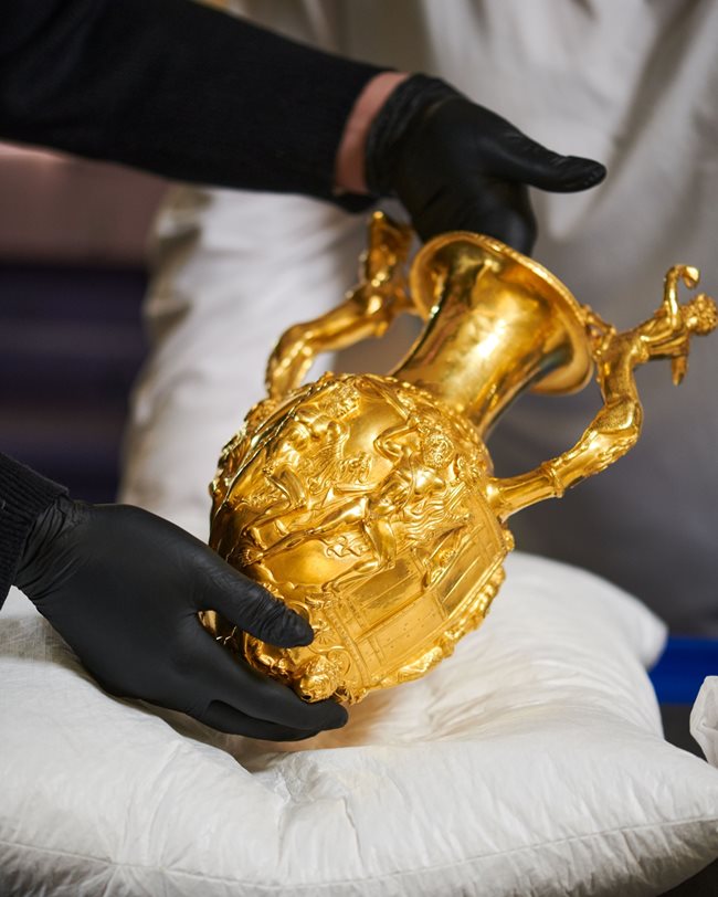 Амфората от Панагюрското съкровище е сред най-интригуващите предмети за британските музейни експерти.