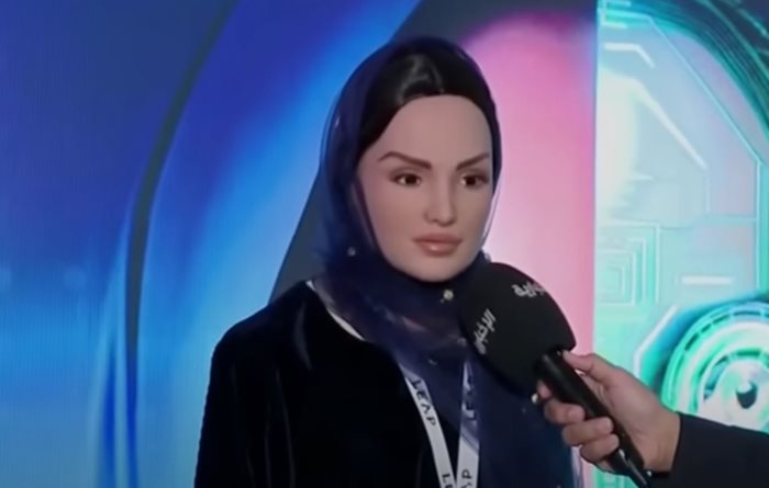 Сара е първият арабски женски хуманоиден робот Кадър: Ютуб/ Carros Show