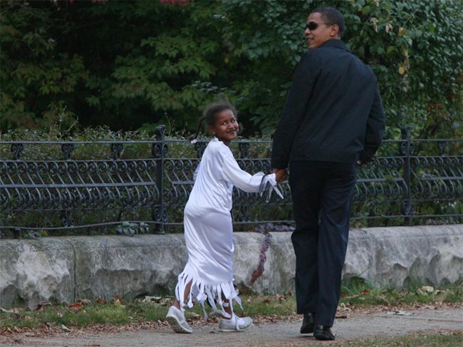 Барак Обама води дъщеря си на Хелоуин парти