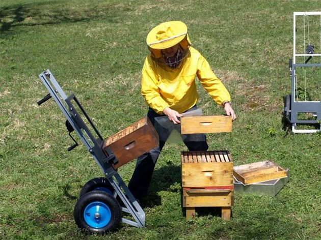 Апихелпър, това е "помощникът на пчеларя"! Устройството позволява по-ефективно управление на кошерите с по-малко физически усилия.