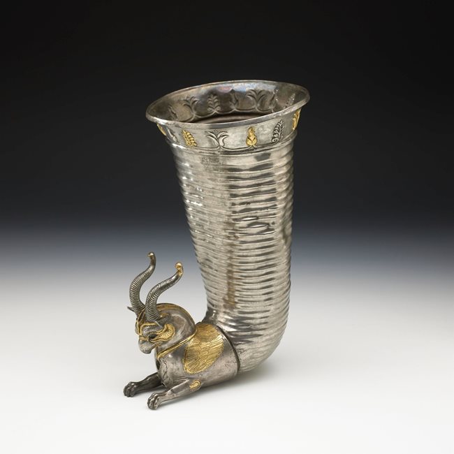 Позлатен сребърен ритон от времето на Персия, който е част от колекцията на Британския музей. Предполага се, че е намерен в района на турския град Ерзинкан.