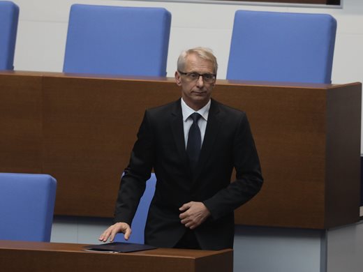 Денков носи мир в (не)коалицията след 2 изречения, подвели депутати по темата “въглищни централи”