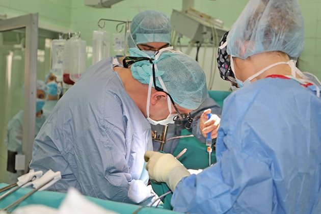 5-часовата интервенция бе осъществена от екипа на проф. д-р Никола Владов, ръководител на Клиника по чернодробно-панкреатична хирургия и трансплантология