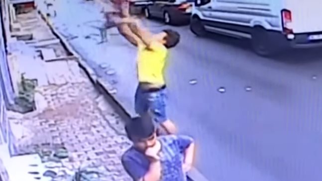 Случаен минувач спаси падащо от прозорец бебе в Истанбул (Видео)