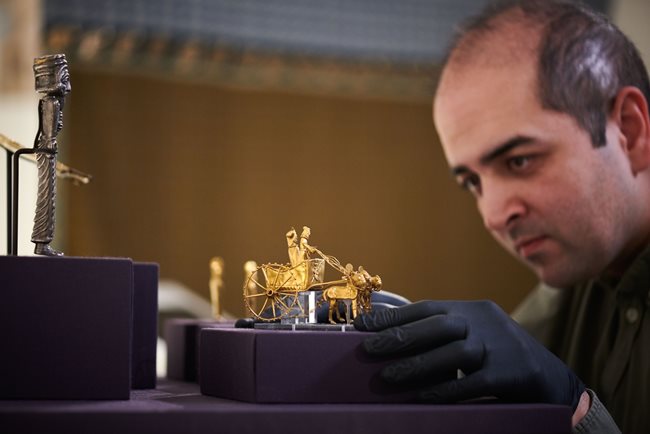 Поставяне на златна колесница, която е част от Съкровището на Оксус, състоящо се от 180 златни и сребърни предмета от времето на Персийската империя.