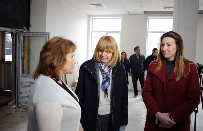 Столичният кмет Йорданка Фандъкова провери строителството на столова в 171-о училище. СНИМКА: ГЕО КАЛЕВ