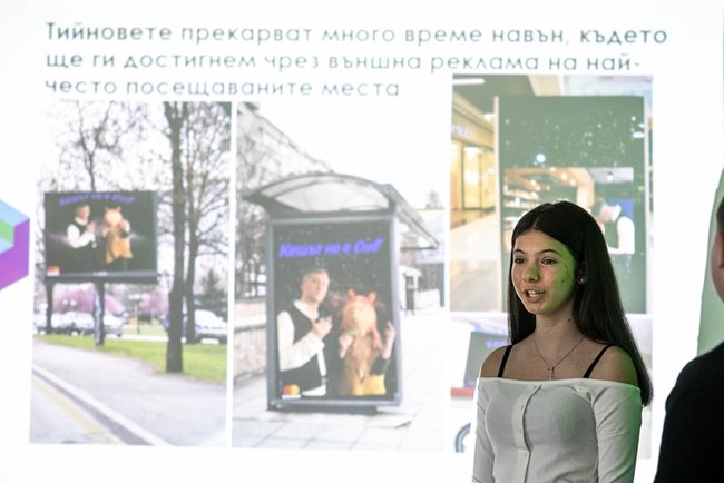 Победителка в ученическия конкурс за реклама получава наградата си. СНИМКА: Dentsu Aegis Network България