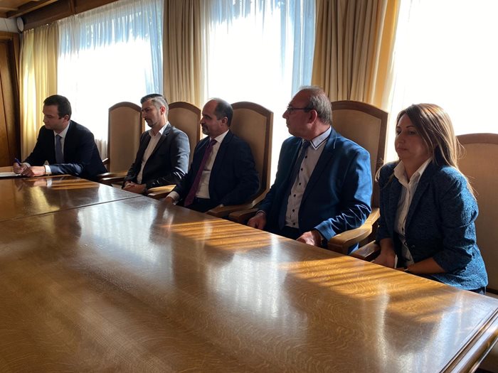 Бойко Борисов на среща с президента на КНСБ Пламен Димитров и представители на синдикатите на „Мини Марица-Изток“. Снимки: МС