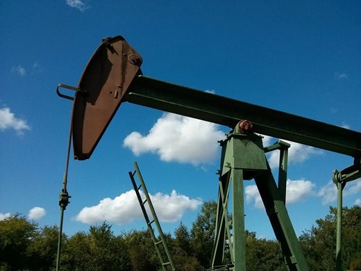 Цените на петрола пропадат поради липса на търсене и пълни хранилища