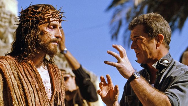 Джим Кавийзъл играе Иисус Христос. В лентата на Мел Гибсън участват и българските актьори Христо Шопов и Христо Живков.