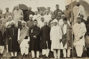 Кадър от Алахабадския конгрес. Ганди подарява тази снимка на Кутинчева