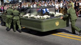 Джипът с останките на Кастро се развалил, наложило се да го бутат