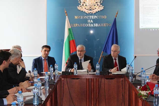 Здравният министър д-р Илко Семерджиев със заместниците си д-р Атанас Кундурджиев (вдясно) и Любомир Гайдов.