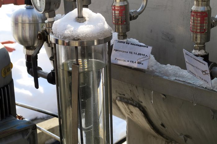 Съоръжението, от което се впръсква метанола в тръбите, за да не замръзнат.