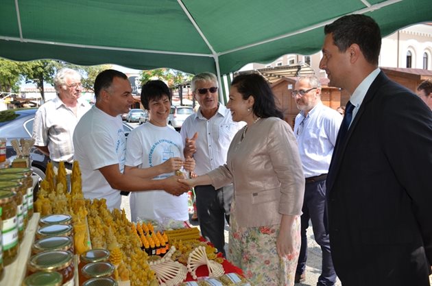 Министър Десислава Танева разглежда пчелните продукти на фестивала на странджанския манов мед в Царево.