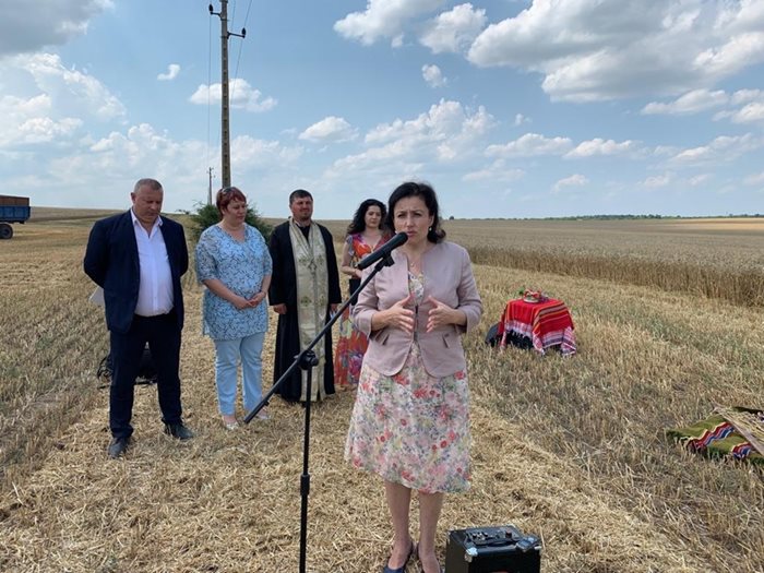 Танева по време на откриването на жътвената кампания на пшеница в землището на село Вирове. Снимки пресцентър на МЗХГ